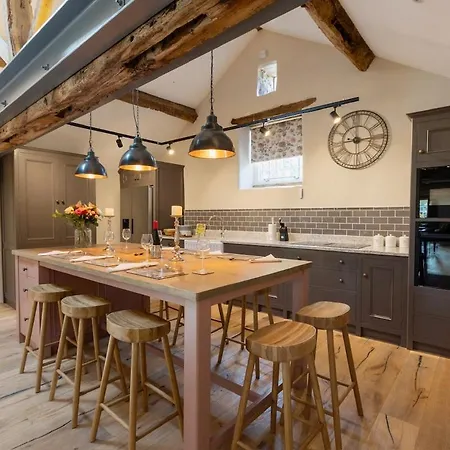 Tithe Barn, 펜션 *